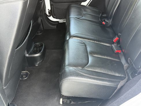 Used 2017 Jeep Wrangler Unlimited Sahara w/ Connectivity Group AWD/4WD image 23