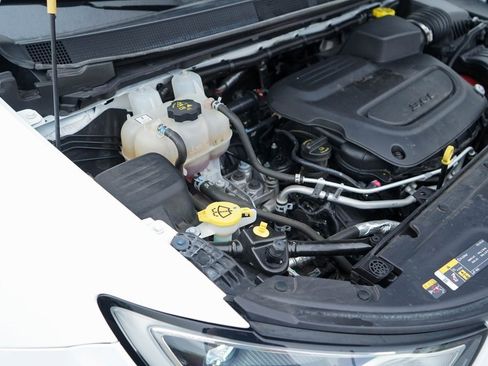 Used 2024 Chrysler Pacifica Touring-L image 34