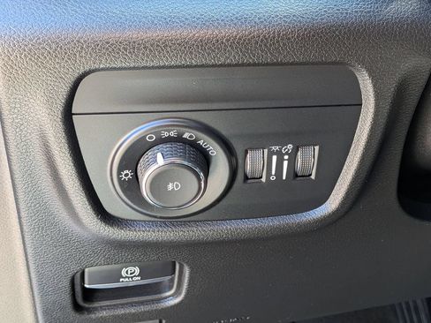Used 2022 Jeep Grand Cherokee Overland w/ Luxury Tech Group IV AWD/4WD image 17