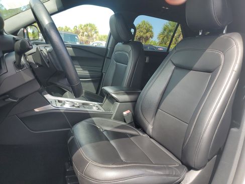 Used 2020 Ford Explorer XLT w/ Equipment Group 202A AWD/4WD image 19