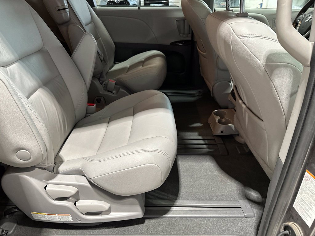 Used 2020 Toyota Sienna XLE w/ Protection Package FWD image 19