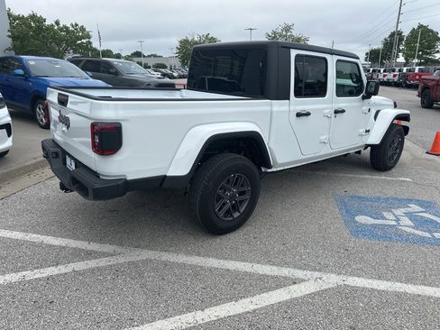 New 2025 Jeep Gladiator Sport image 30