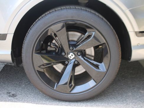 Used 2021 Bentley Bentayga image 13