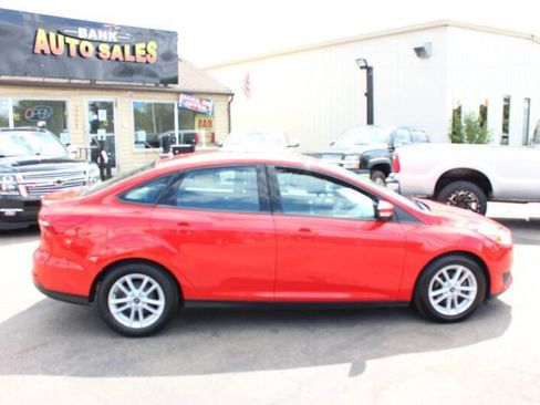 Used 2017 Ford Focus SE w/ Cold Weather Package FWD image 18