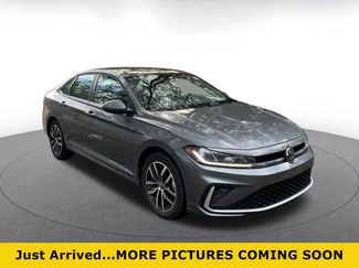 Used 2025 Volkswagen Jetta SE video 1