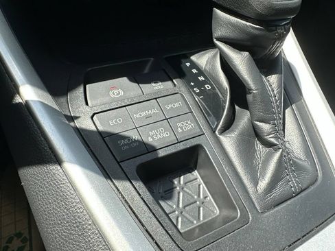Used 2021 Toyota RAV4 LE AWD/4WD image 18