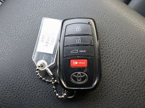 Used 2025 Toyota Camry SE image 28