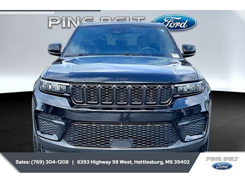 Used 2022 Jeep Grand Cherokee Altitude AWD/4WD image 3