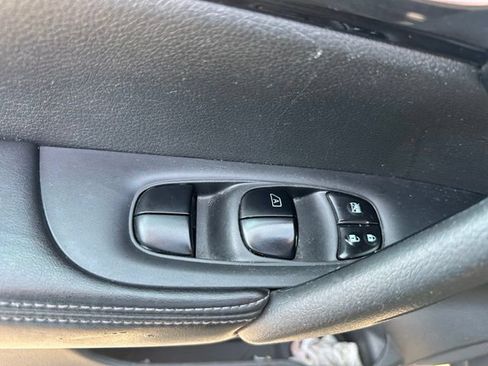 Used 2018 Nissan Rogue SV w/ Premium Package AWD/4WD image 11
