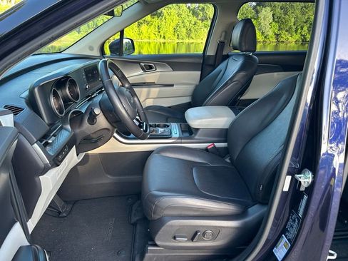 Used 2024 Kia Carnival LX FWD image 16