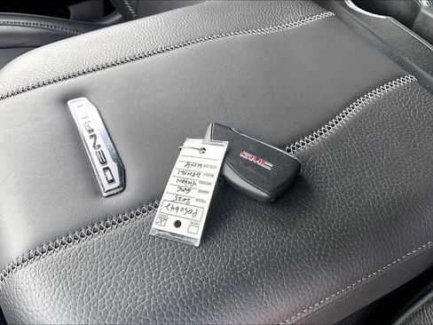 Used 2025 GMC Yukon Denali AWD/4WD image 10