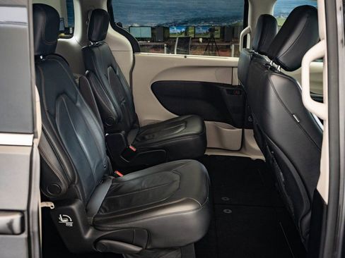Used 2019 Chrysler Pacifica Touring-L FWD image 32