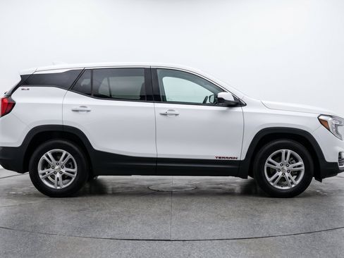Used 2024 GMC Terrain SLE FWD image 11