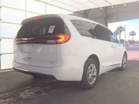 Used 2022 Chrysler Pacifica Limited AWD/4WD image 5