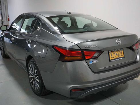Used 2023 Nissan Altima 2.5 SV image 3