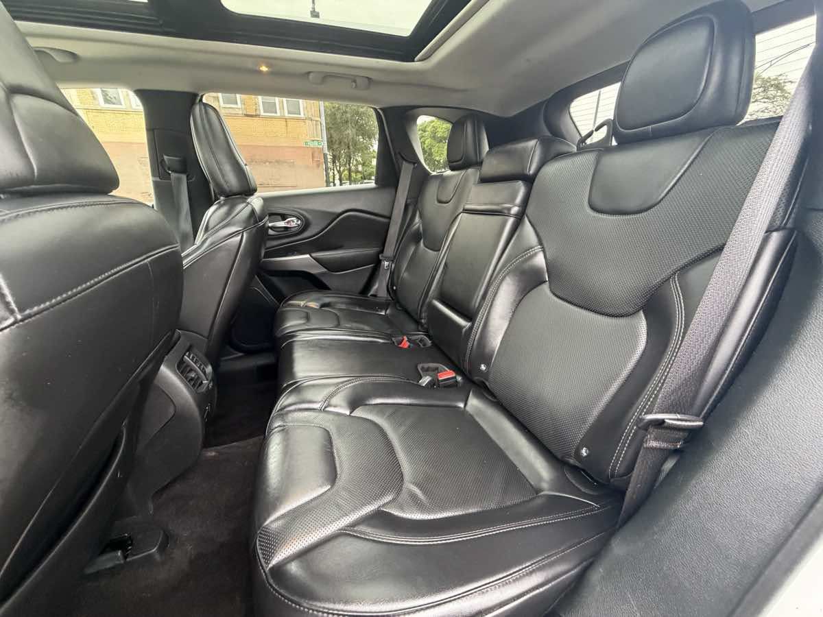 Used 2019 Jeep Cherokee Limited w/ Trailer Tow Group AWD/4WD image 17