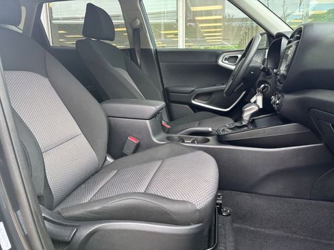 Used 2025 Kia Soul LX w/ LX Technology Package FWD image 24