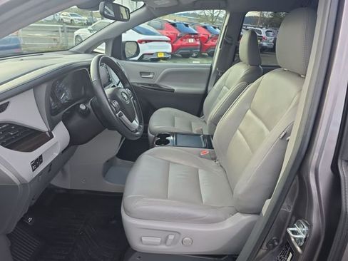 Used 2018 Toyota Sienna XLE Premium image 17