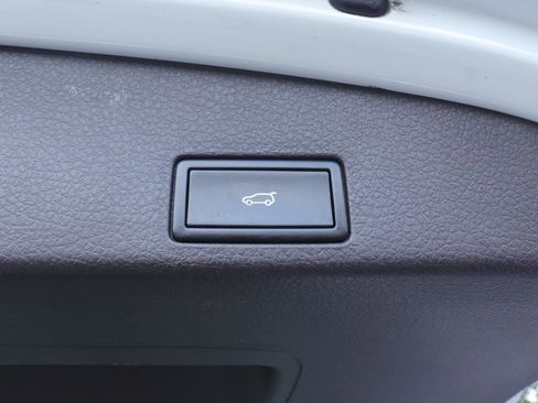Used 2013 Volkswagen Touareg TDI AWD/4WD image 19