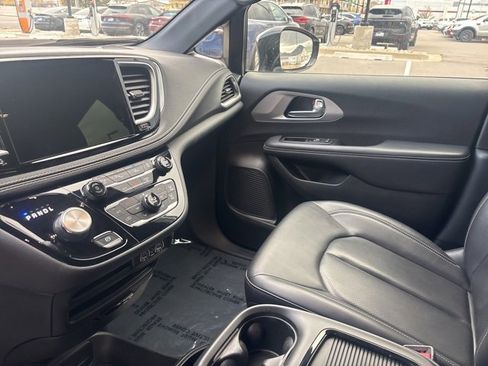Used 2024 Chrysler Pacifica Select image 25