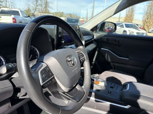 Used 2024 Toyota Highlander LE image 15