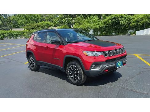 Used 2025 Jeep Compass Trailhawk AWD/4WD image 2