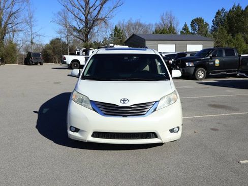 Used 2017 Toyota Sienna XLE image 2