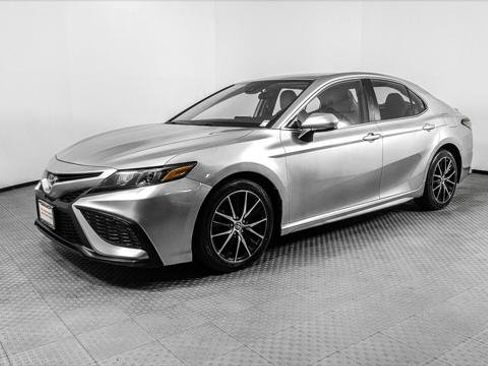 Used 2021 Toyota Camry SE image 2