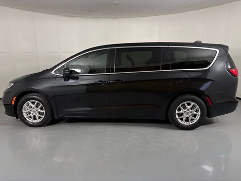 Used 2023 Chrysler Pacifica Touring-L FWD image 5