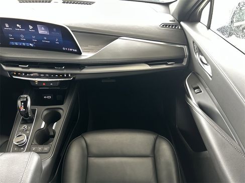 Used 2025 Cadillac XT4 Premium Luxury image 38