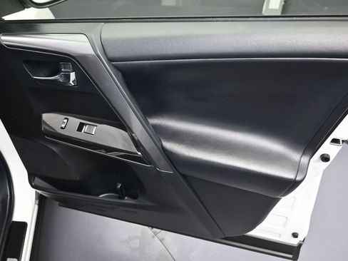 Used 2018 Toyota RAV4 SE AWD/4WD image 33