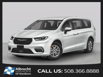 Used 2023 Chrysler Pacifica Limited w/ Uconnect Theater Family Group