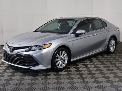Used 2019 Toyota Camry LE image 5