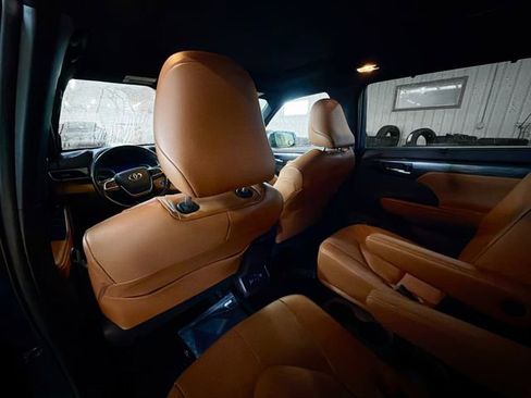 Used 2022 Toyota Highlander Platinum image 9