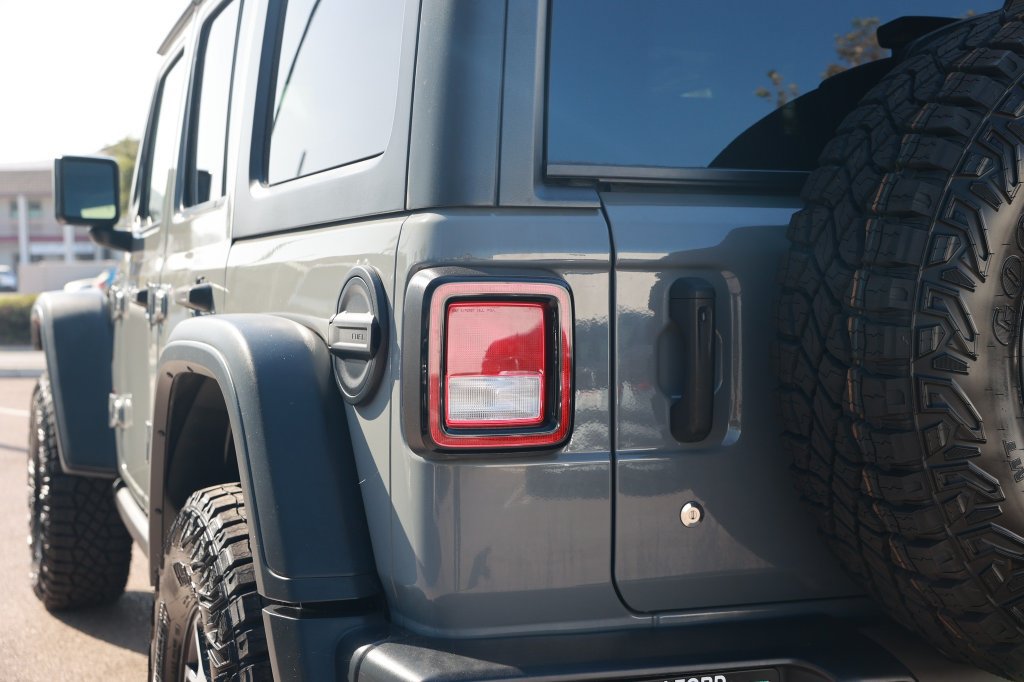 Used 2019 Jeep Wrangler Unlimited Rubicon w/ Cold Weather Group AWD/4WD image 16