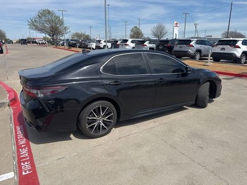 Used 2024 Toyota Camry SE w/ Convenience Package image 3
