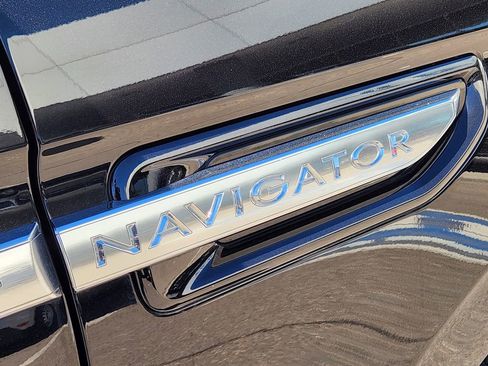 Used 2019 Lincoln Navigator Reserve image 16