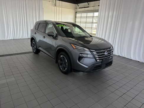 Used 2024 Nissan Rogue SV w/ SV Premium Package FWD image 3