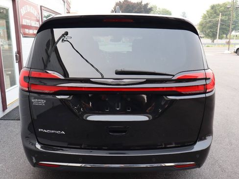 Used 2023 Chrysler Pacifica Touring-L FWD image 3