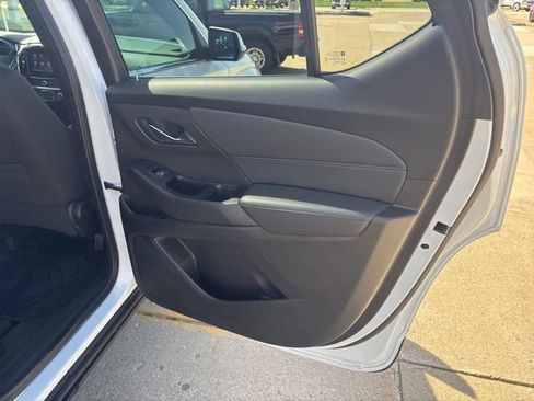 Used 2023 Chevrolet Traverse LT FWD image 23