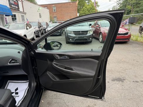 Used 2017 Chevrolet Cruze LS FWD image 38