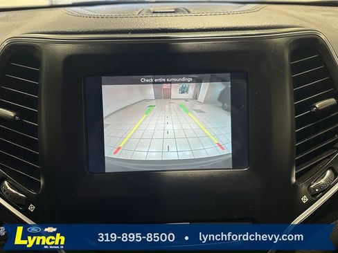 Used 2019 Jeep Cherokee Latitude Plus w/ Cold Weather Group AWD/4WD image 5
