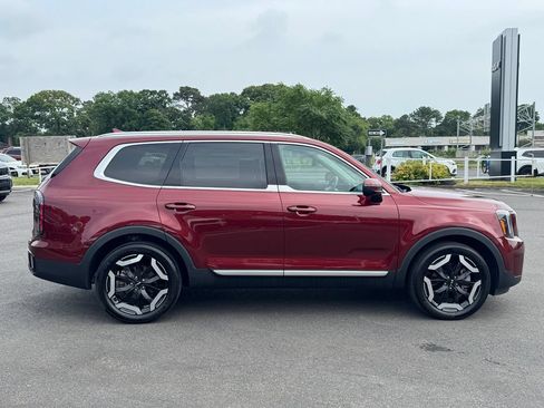 Used 2023 Kia Telluride EX w/ EX Captain's Chair Package AWD/4WD image 3