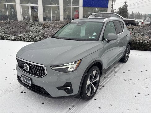 Certified 2025 Volvo XC40 B5 Plus image 11