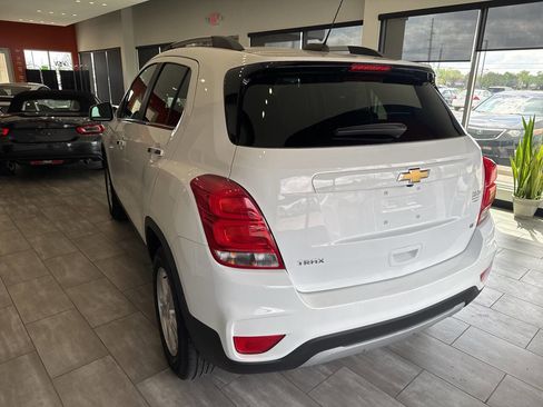 Used 2020 Chevrolet Trax LT w/ Sun & Sound Package FWD image 12