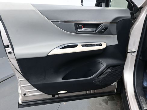 Used 2022 Toyota Venza XLE image 9