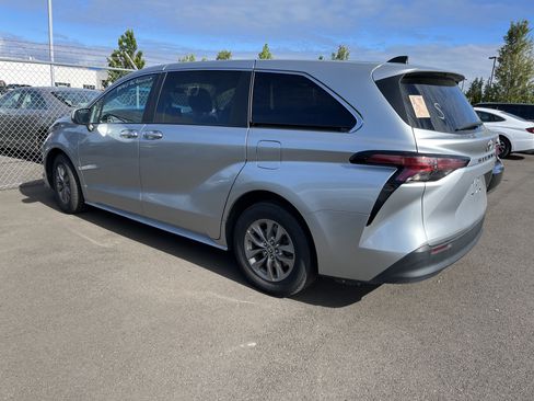 Used 2022 Toyota Sienna LE FWD image 2