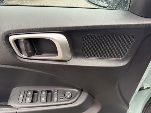 Certified 2025 Hyundai Venue SE image 13