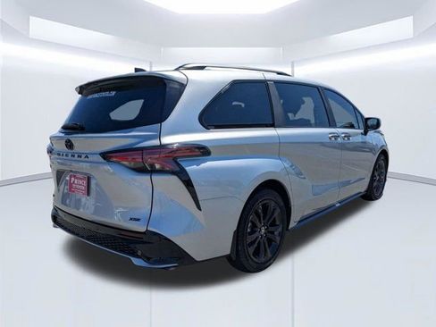 Used 2025 Toyota Sienna XSE w/ XSE Plus Package FWD image 4