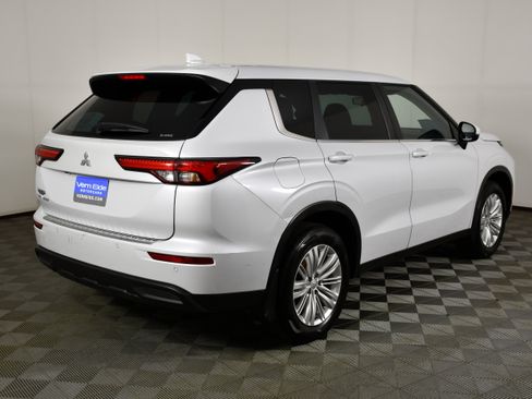 Used 2023 Mitsubishi Outlander ES AWD/4WD image 5